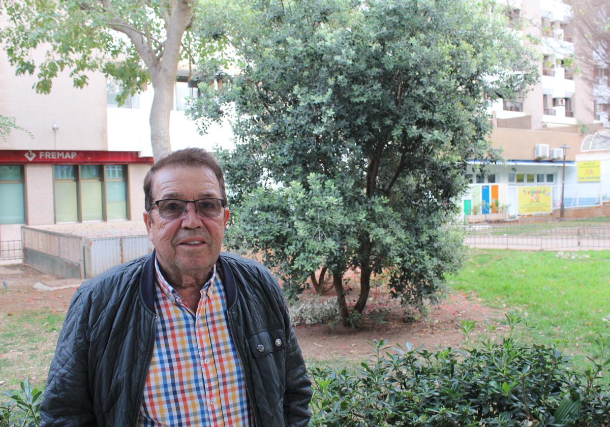 Francisco Hurtado Jiménez, posa para IDEAL, en una de las zonas verdes próximas al Cable Inglés, de la capital almeriense.