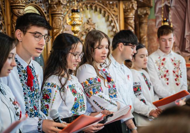 Unos jóvenes leen en la iglesia.