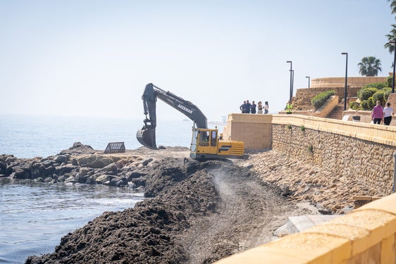 Las playas de Roquetas de Mar se «ponen a punto» para la Semana Santa