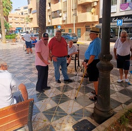 El portavoz socialista, Manolo García, pasea por Roquetas.