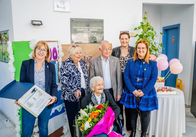 Gabriel Amat con la familia de Socorro Abad.