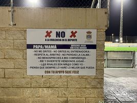 Uno de los carteles expuesto en las instalaciones municipales.
