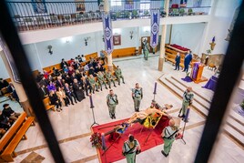 La imagen del cristo custodiado por legionarios en la parroquia de El Parador