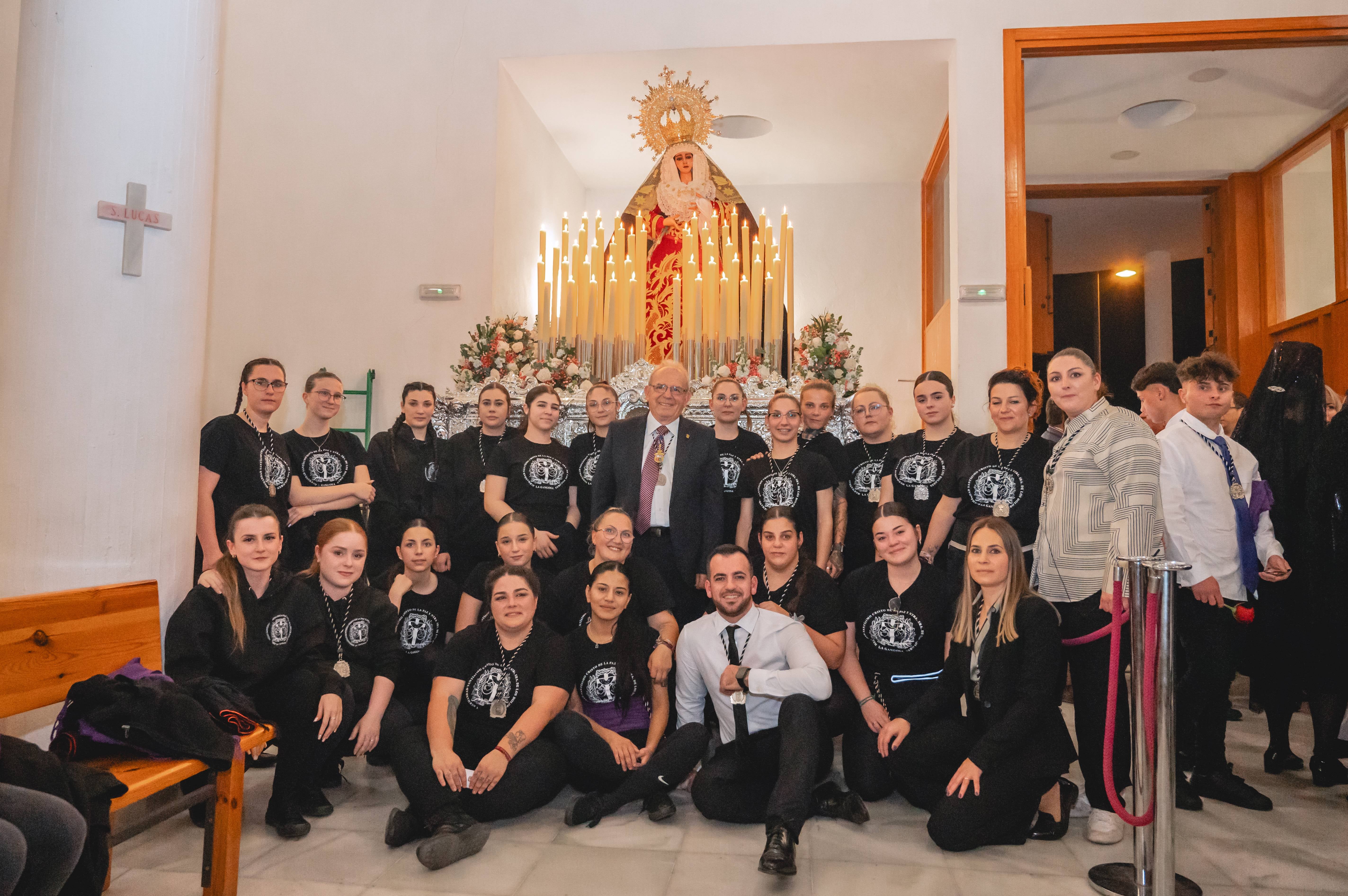 Foto de familia dentro de la parroquia.