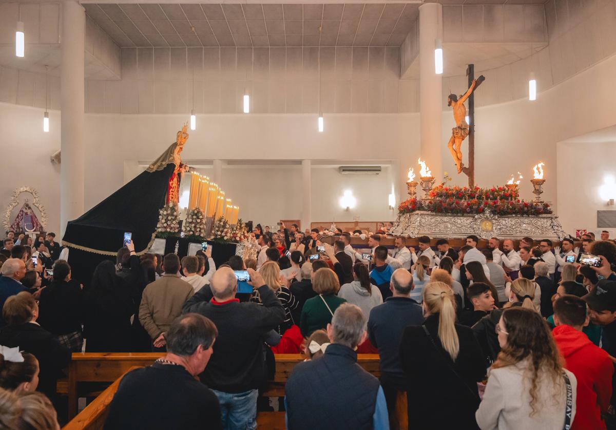 Un encuentro dentro de la iglesia.