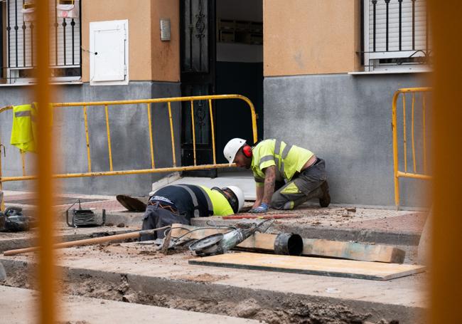 Dos operarios trabajando en una de las zonas.
