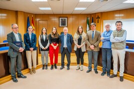 Imagen de la incorporación de las tres nuevas profesionales junto a representantes del Ayuntamiento de Roquetas.