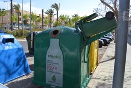 Uno de los contenedores verdes de reciclaje que hay en Vícar.