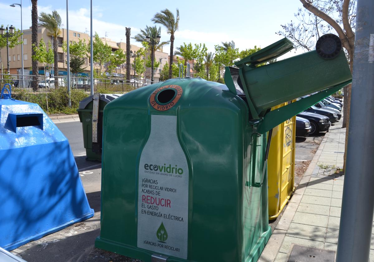Uno de los contenedores verdes de reciclaje que hay en Vícar.