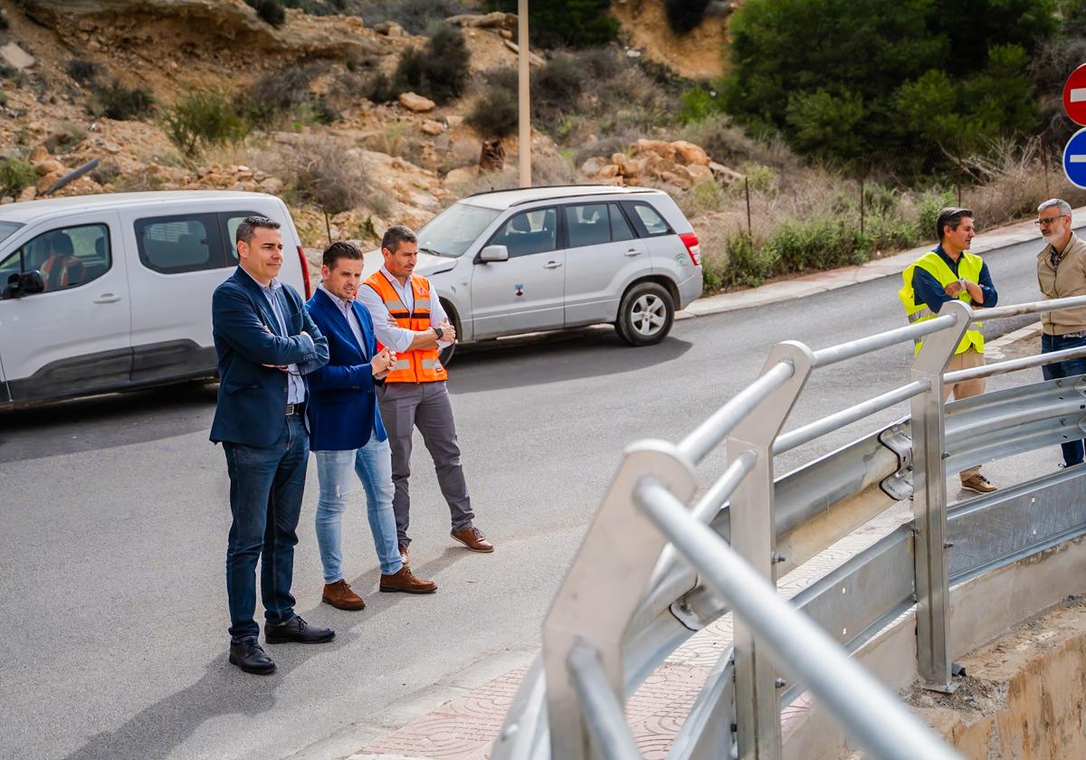 El concejal de Cultura, Daniel Salcedo, junto con el concejal de Urbanismo, José Luis Llamas, visitaron la nueva barandilla de Aguadulce.