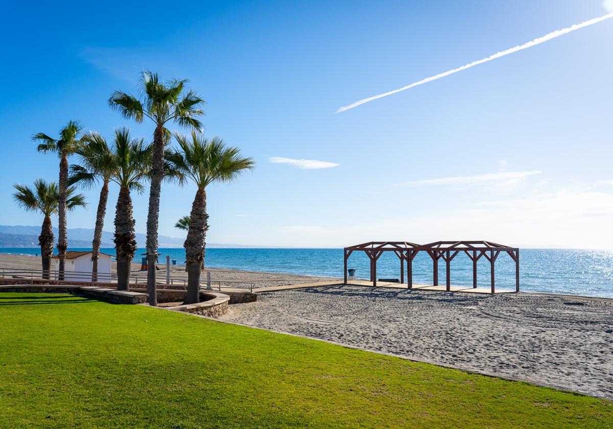 Una de las 'estampas' de las playas en Roquetas de Mar.