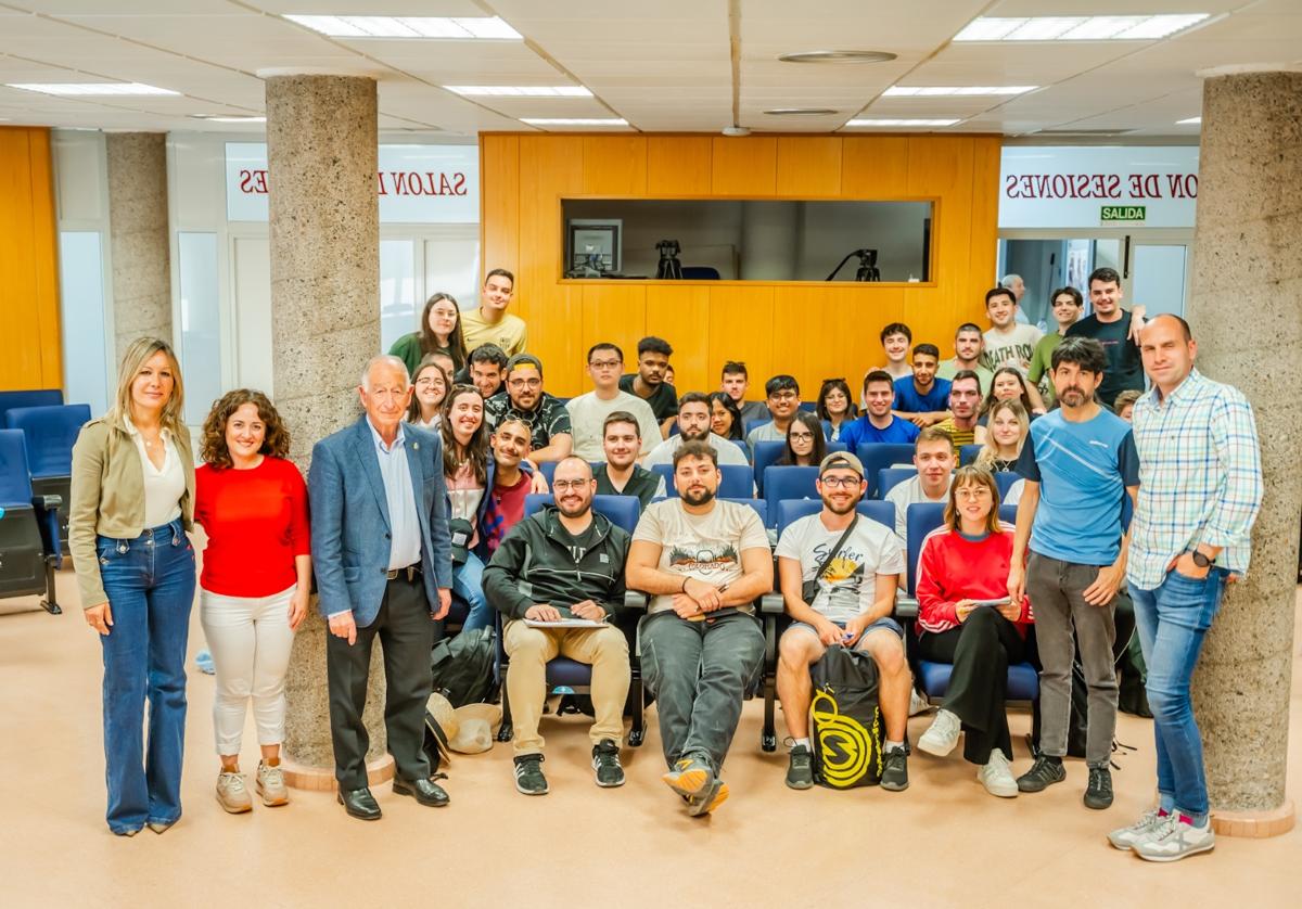 Foto de familia de los alumnos valencianos en Roquetas de Mar.