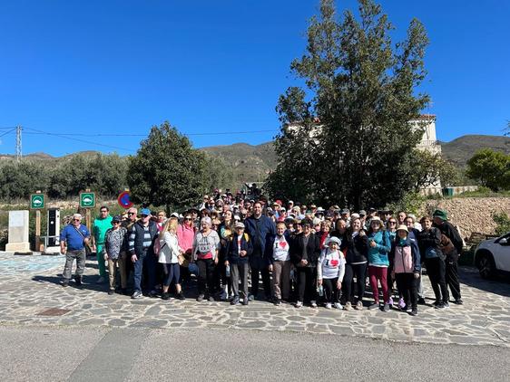 Imagen grupal de los mayores que visitaron sendos municipios de la Alpujarra almeriense.