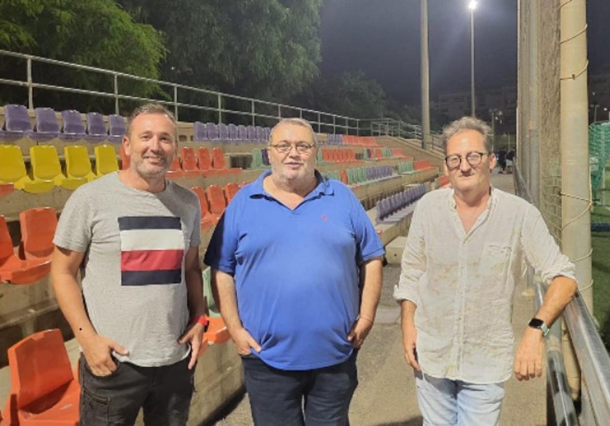 Representantes de la formación de Roquetas en unas instalaciones.