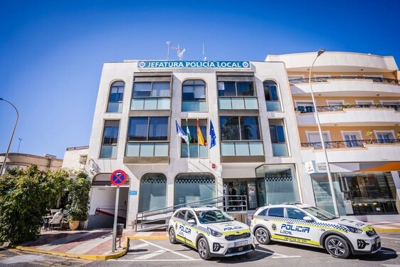 El edificio actual de la Jefatura de Policía Local en Roquetas de Mar.