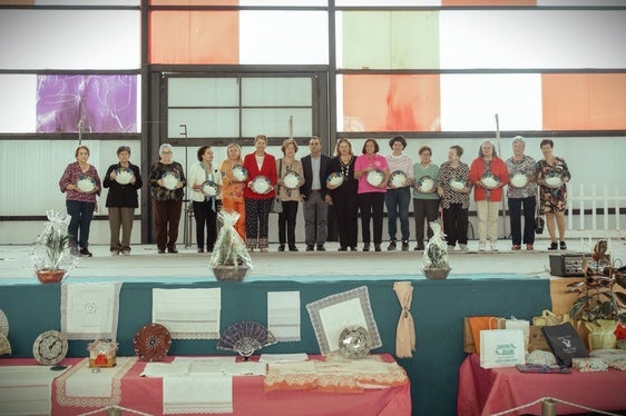 Varias mujeres fueron premiadas por sus trabajos creativos.