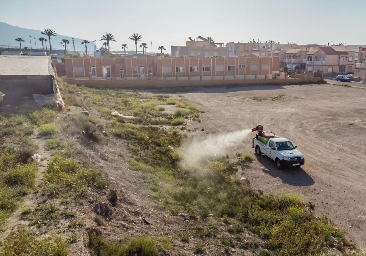 Uno de los vehículos de fumigación en un descampado en Roquetas de Mar.