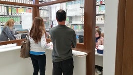 Dos personas se encuentran en una oficina.