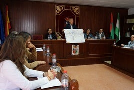 El alcalde de Vícar enseña un plano sobre la futura salida de la A7.