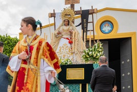 Imagen de la procesión a la salida de la Iglesia de El Parador.