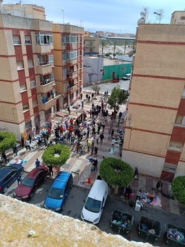 Imagen de una de las veces que se ha instalado el mercadillo ilegal en esta barriada de Roquetas de Mar.