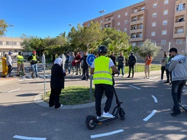 Alumnos obteniendo nuevos conocimientos en una clase de Educación Vial.