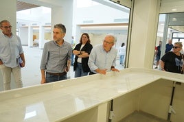 El alcalde de Vícar, Antonio Bonilla, revista las nuevas instalaciones del Mercadode Abastos.