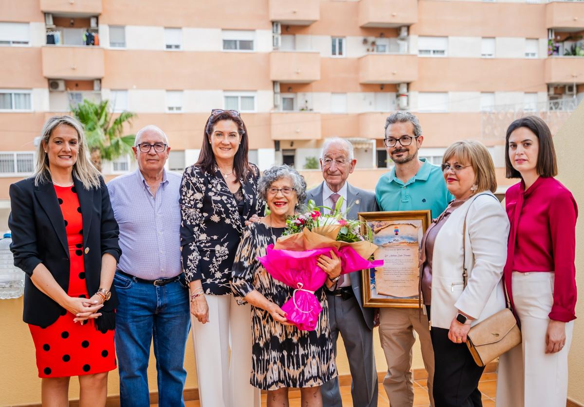 Foto de familia con la socia de mayor edad, su familia y el alcalde de Roquetas de Mar.