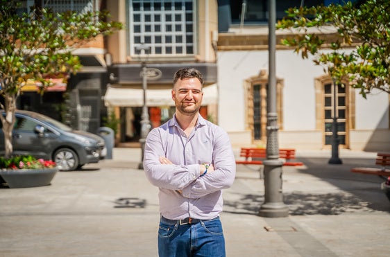 Juan Carlos Muyor, posando para IDEAL, a unos pocos metros del Ayuntamiento de Roquetas.