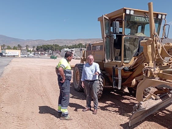 El alcalde de Vícar, Antonio Bonilla, habla con un trabajadador acerca de las obras de acodicionamiento.