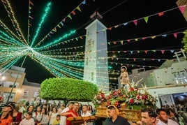 La procesión recorrió varias calles de la localidad roquetera.