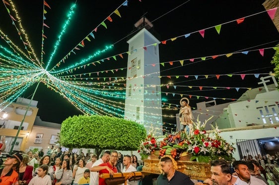 La procesión recorrió varias calles de la localidad roquetera.