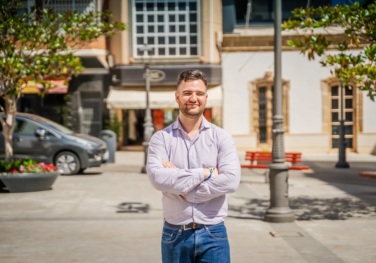 Juan Carlos Muyor, posando para IDEAL, a unos pocos metros del Ayuntamiento de Roquetas.