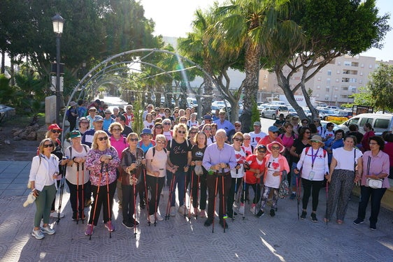 La II Marcha Nórdica, del programa 'Vícar es Salud', bate récord de participación