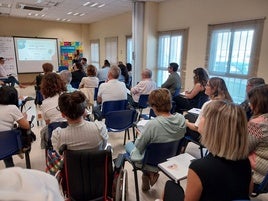 Una de las charlas que se han mantenido en las diversas Mesas Sectoriales de este proyecto.