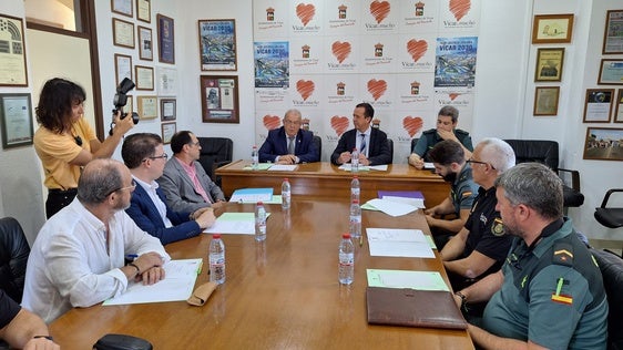 Imagen de la reunión celebrada en el Ayuntamiento de Vícar esta mañana.