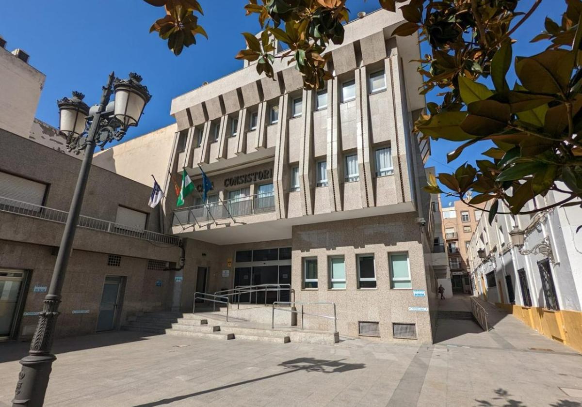 Imagen de la fachada del Ayuntamiento de Roquetas de Mar.