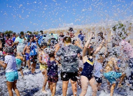 Jóvenes disfrutando de la fiesta de la espuma en los Llanos de Vícar.