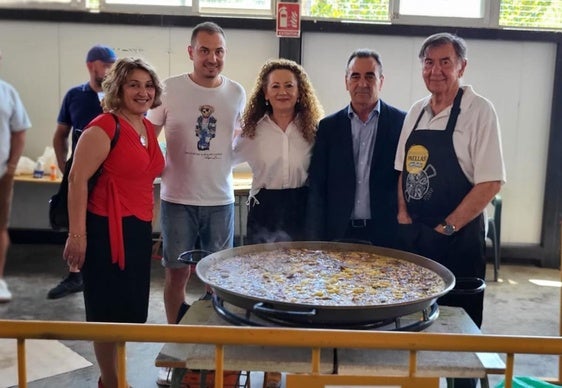 El alcalde de La Mojonera, José Miguel Hernández, acompañado de una gran paella.