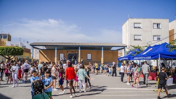 Un mercadillo solidario para ayudar a la sociedad roquetera
