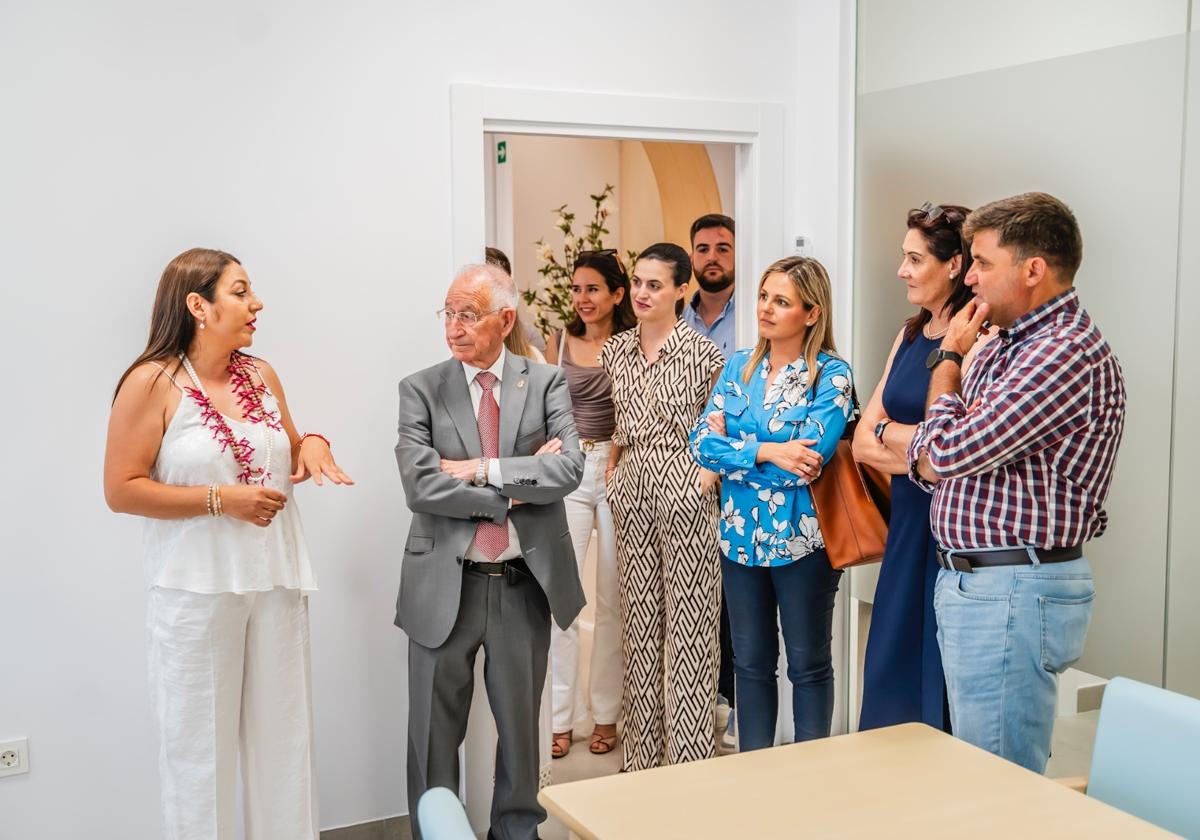 Algunos represenantes del equipo de Gobierno visitan esta empresa en Roquetas de Mar.