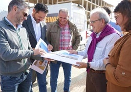 Antonio Bonilla revisa los bocetos de un centro educativo en Vícar.