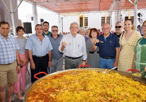 Los vecinos disfrutaron de una gran paella.