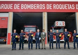 Algunos bomberos junto con el teniente de alcalde de Roquetas de Mar, José Juan Rodriguez.