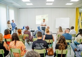 Uno de los momentos de la charla en Roquetas de Mar.