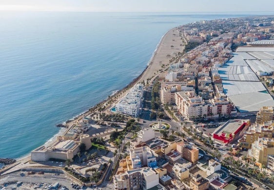 Una panorámica de Roquetas de Mar, donde se divisa el Castillo de Santa Ana que acoge el evento.