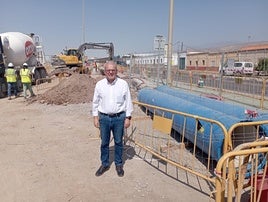 El alcalde de Vícar, Antonio Bonilla, a unos metros de las obras.