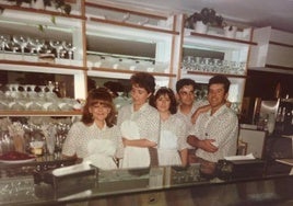 Algunos de los integrantes de la heladería en sus comienzos en la Urbanización de Roquetas de Mar.