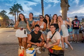 Jóvenes disfrutando de unos buenos pinchos en Roquetas de Mar