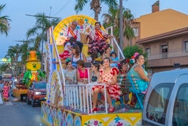 Desfile de Carrozas de las Fiestas Patronales de San Pedro el pasado año.